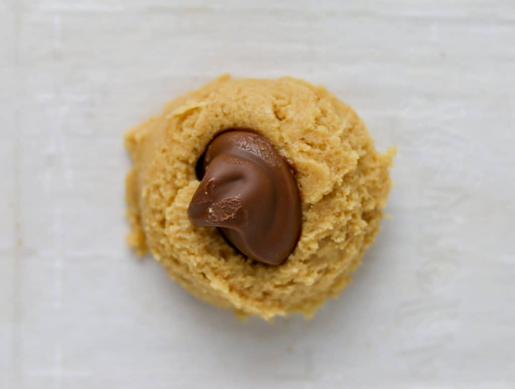 nutella placed into the center of a peanut butter cookie
