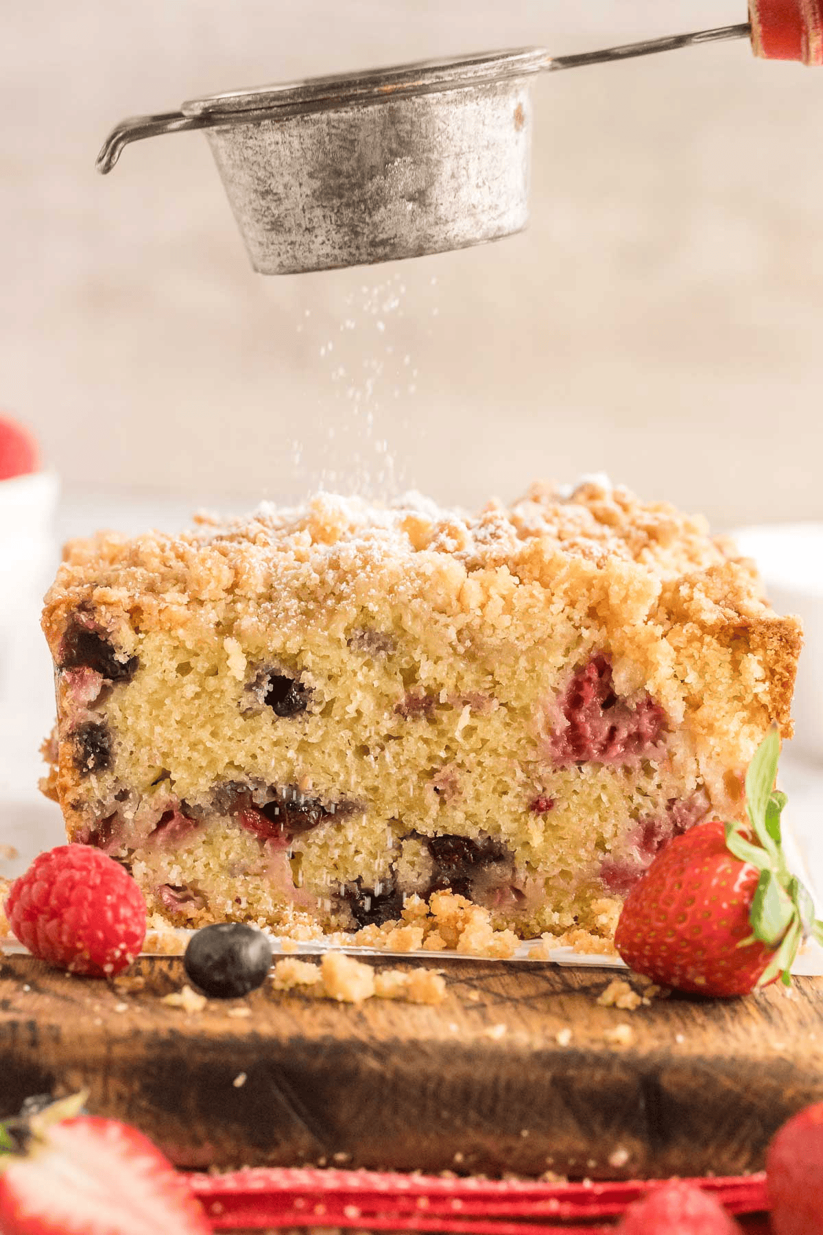 powdered sugar sprinkled on top of berry bread