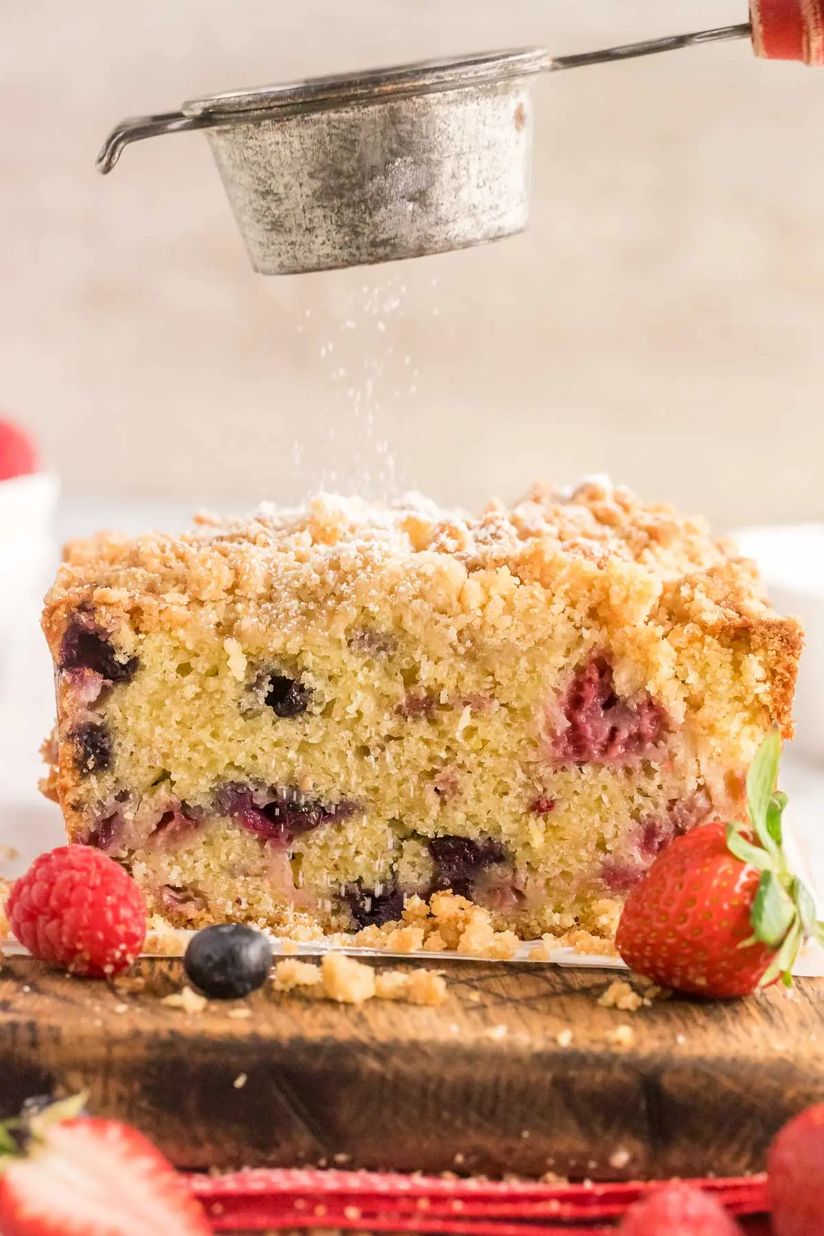 powdered sugar sprinkled on top of berry bread