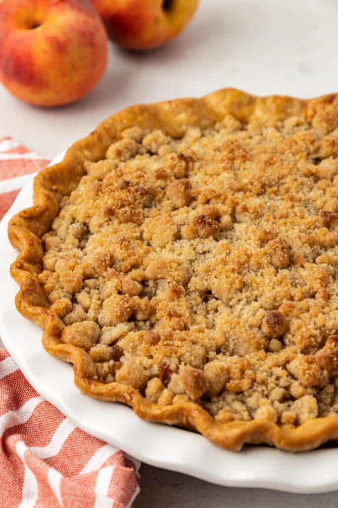baked peach crumble pie