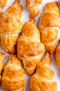 a bunch of croissants close together