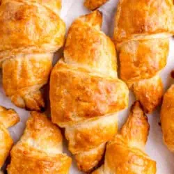 a bunch of croissants close together