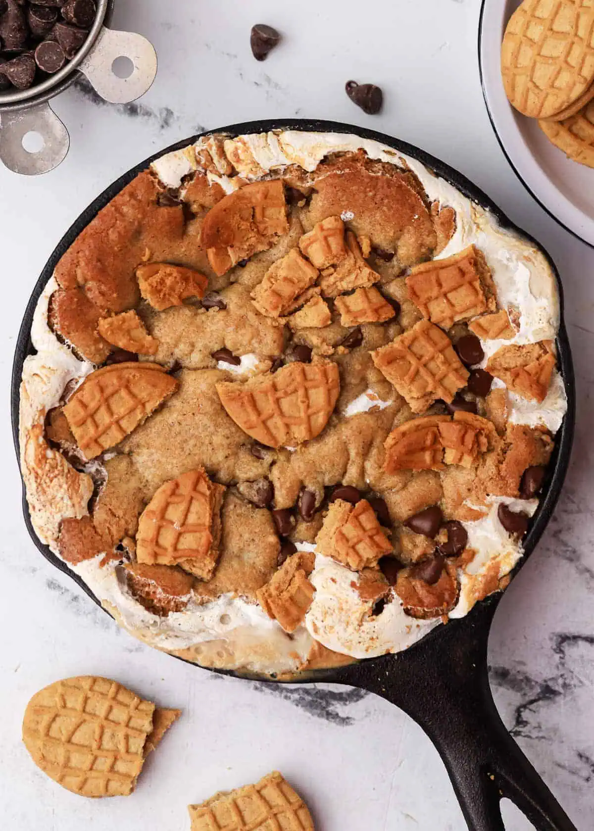 a baked fluffernutter cookie skillet