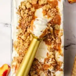 peach cobbler ice cream in a bowl