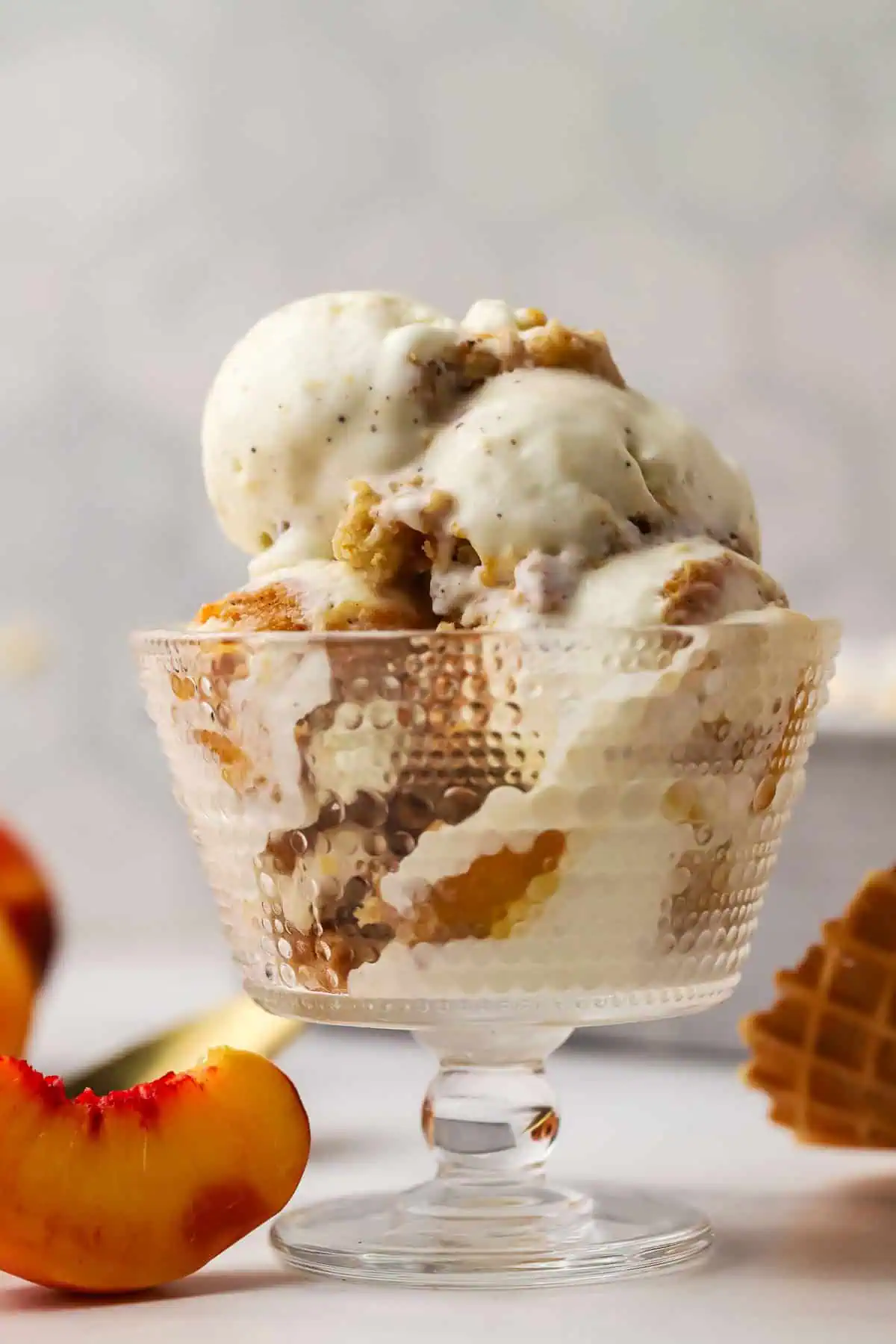 a dish of peach cobbler ice cream