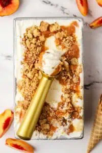 peach cobbler ice cream in a bowl