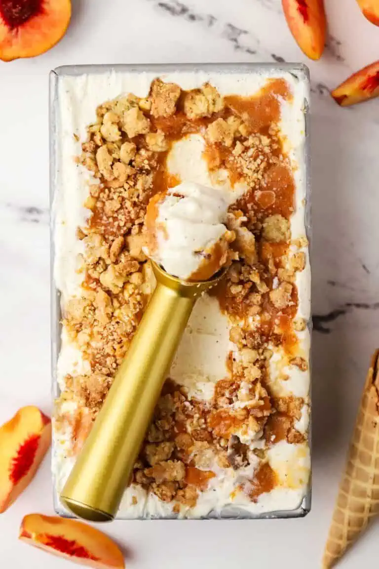 peach cobbler ice cream in a bowl